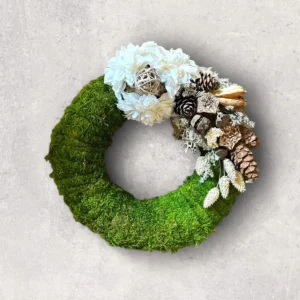 Mohás koszorú fehér selyemvirággal