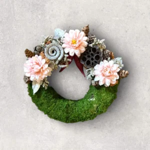 Mohás koszorú rózsaszín selyemvirággal