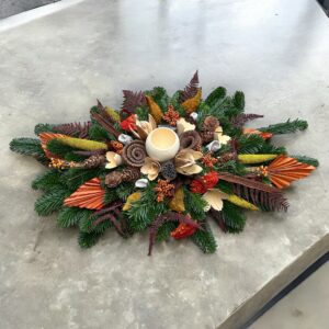 Fekvő sírdísz fenyővel és száraz díszekkel (narancssárga)