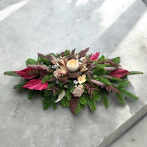 Fekvő sírdísz fenyővel és száraz díszekkel